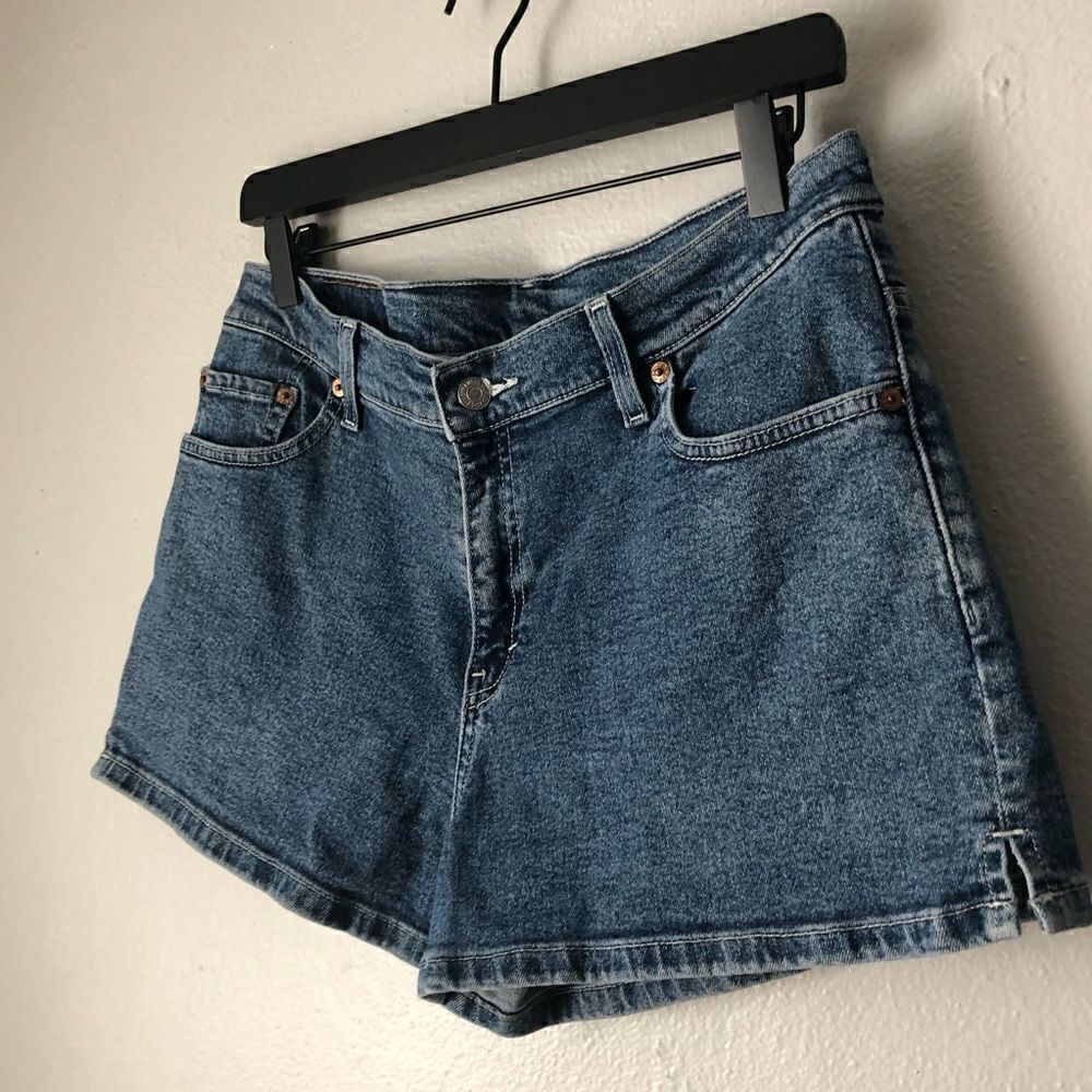 Vintage Levi’s medium wash blue denim shorts junior size 13/30 - Picture 3 of 10